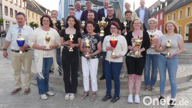 Mit Meisterschafts- und Wanderpokalen ehrt der KSV die besten Teilnehmer an der 44. Stadtmeisterschaft im Kegeln. Es gratulierten 2. Bürgermeister Udo Müller (oben, Dritter von links) und Stadtverbandsvorsitzender Michael König (oben, Zweiter von links). Bild: rn