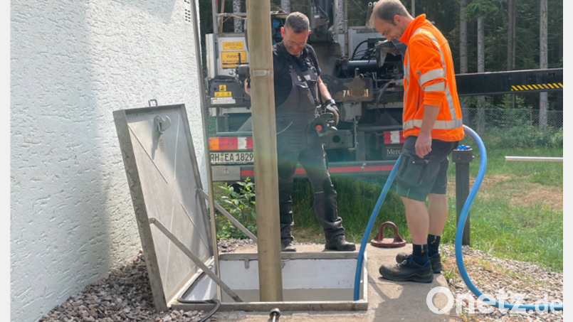 Harald Wollnitzke, Obermonteur der Firma Wilo (links) und Wasserwart Michael Girke beim Einsetzen der Steigleitung am Trinkwassserbrunnen. Bild: Corinna Hagn/exb