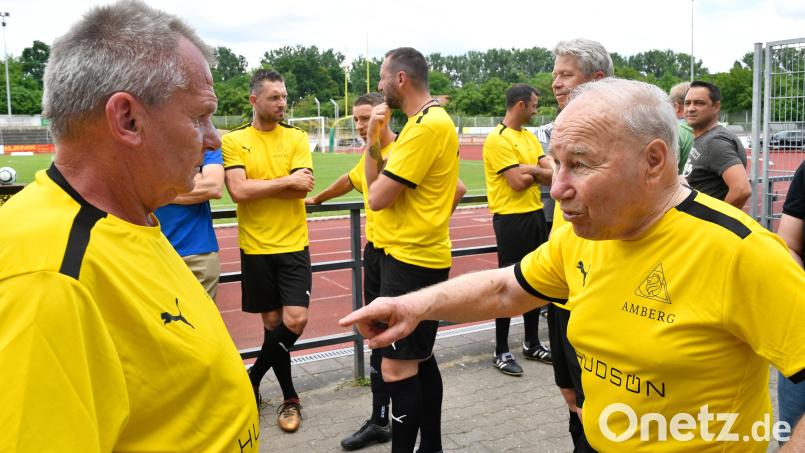 Karsten Wettberg (rechts) will es nochmal wissen. Der 81-Jährige verstärkt die Amberger Legenden um Gerd Donhauser (links). Bild: Petra Hartl