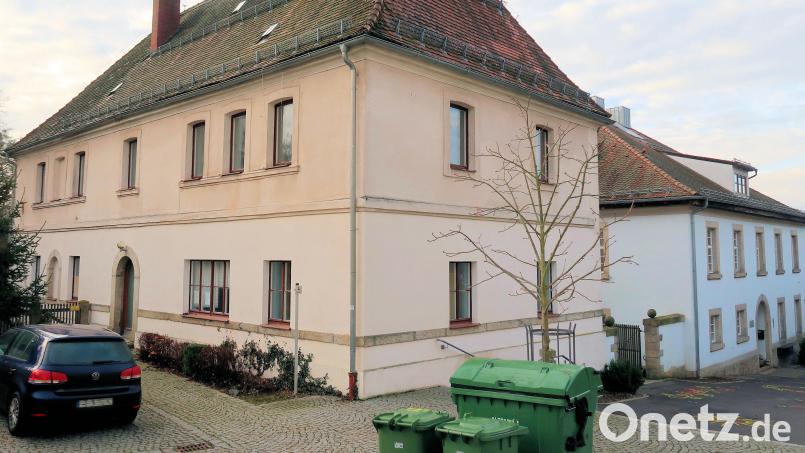 Das alte Lehrerwohnhaus in Friedenfels wird zum künftigen Rathaus umgebaut. Aus dem Bayerischen Städtebaufördertopf gibt es dafür 480.000 Euro. Bild: bsc