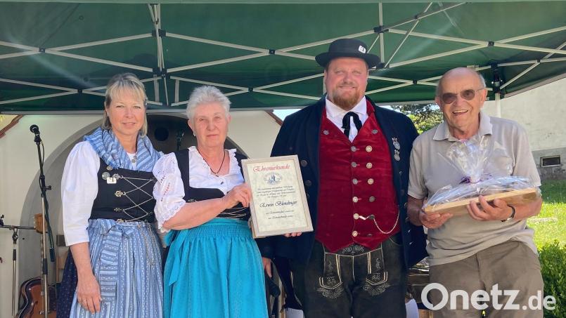 Erwin Blendinger (rechts) ist Ehrenmitglied von D&#039;Ossinger Königstein. Dazu gratulierten ihm (von links) Sabine Guttenberger, Hildegard Bär und Vorsitzender Andreas Pirner. Bild: gut