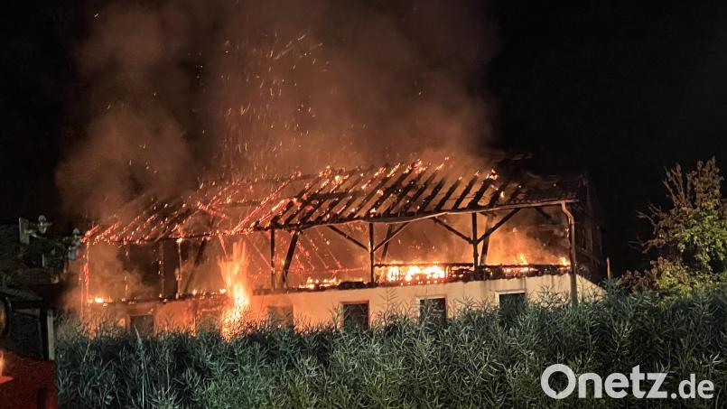 Ein Feuer in einer Scheune in Schafhof bei Neumarkt in der Oberpfalz hat einen Schaden von etwa 400 000 Euro verursacht. Bild: Haubner