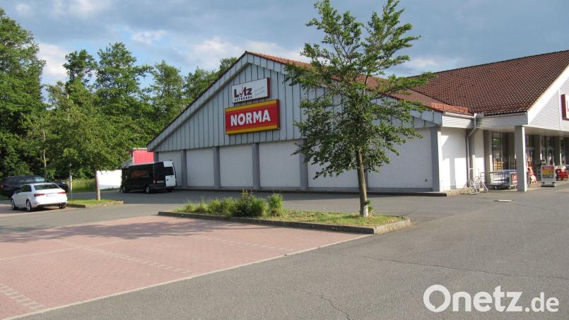 Der Norma-Markt möchte sich Richtung Osten in den bisherigen Parkplatzbereich hinein vergrößern. Eine Metzgerei hätte dazukommen und der Getränkemarkt vergrößert werden sollen. Die Stadträte äußerten Bedenken. Bild: fg