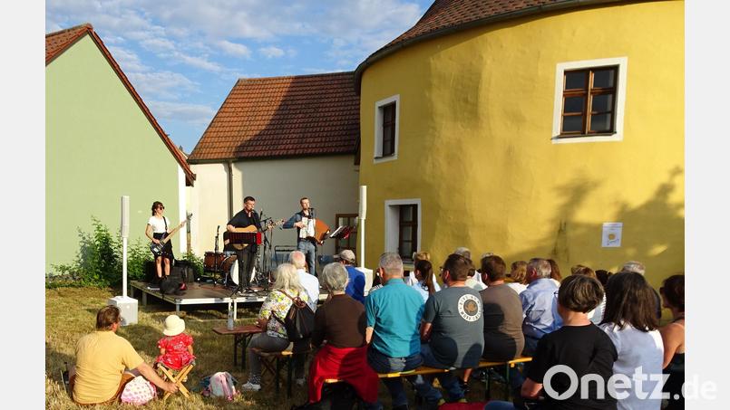 Vor historischer Kulisse spielt die vierköpfige Band aus München, dazu gibt es einfühlsame Texte. Bild: hm