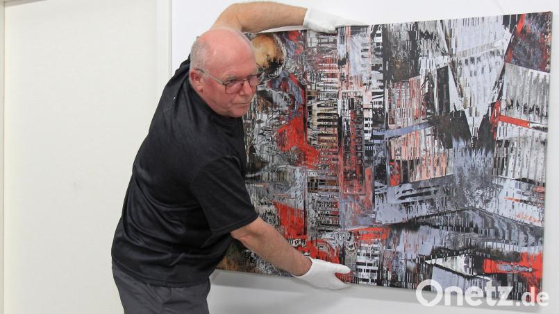 Norbert Grüner bei der Vorbereitung der Ausstellung im Knopfmuseum - hier mit dem Bild &quot;Pianoman - Allegro furioso&quot;. Bild: hd