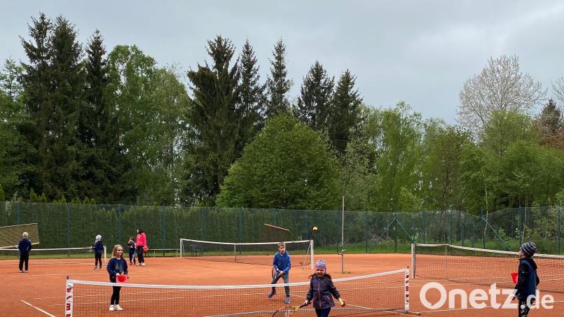Zum Eslarner Tennisplatz sind alle Kinder ab sechs eingeladen. Bild: gz