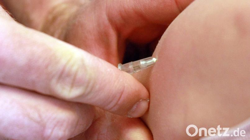Ein Kinderarzt gibt einem Mädchen eine Masernimpfung. Im März 2020 ist das Masernschutzgesetz in Kraft getreten, das eine Impfpflicht vorsieht. Bild: Patrick Seeger/dpa