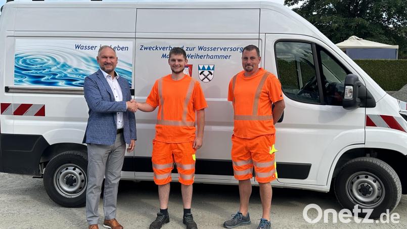 Zweckverbandsvorsitzender Richard Kammerer freut sich über das neue Fahrzeug und auch den neuen Mitarbeiter. Martin Hagler (von links). Bild: sei