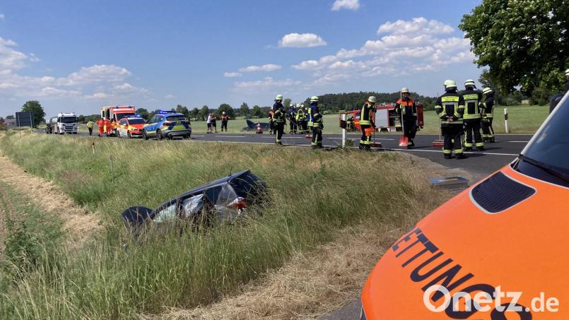 Vier teils schwer verletzte Personen, darunter auch ein dreijähriges Kind, gab es am Sonntagmittag bei einem Unfall in der Nähe von Wolfringmühle, als der Toyota (vorne im Bild) beim Abbiegen von einem nachfolgenden Auto gerammt wurde. Bild: bl