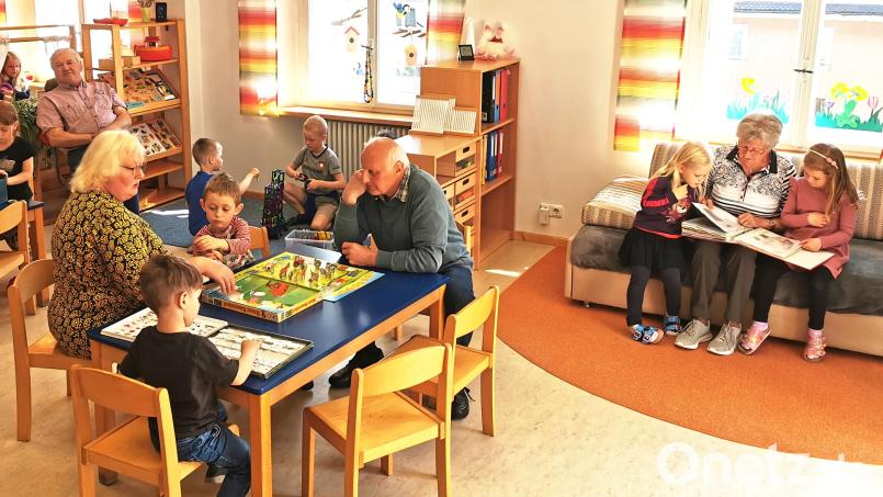 Viel Spaß hatten die Kleinen und Großen beim Großelterntag im Kindergarten Regenbogen. Bild: njn