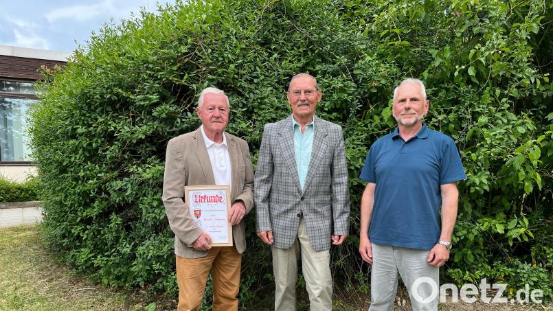 Bei der Kameradschaft der Unteroffiziere gab es Ehrungen (von links): Schriftführer Manfred Donhauser, Vorsitzender Werner Scharf und Schatzmeister Herbert Wawersig. Bild: Scharf/exb