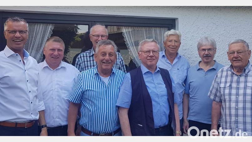 80. Geburtstag feiert der ehemalige Amtsleiter der Hirschauer Stadtverwaltung, Ernst Mangelberger (Vierter von rechts). Zu den Gratulanten zählen (von links) Bürgermeister Hermann Falk, Stadtrat Martin Merkl, Förderkreisvorsitzender Werner Schulz, dahinter Anglervereinskassier Robert Dotzler, Ernst Mangelberger, Angler-Ehrenvorsitzender Klaus Forster, Angler-Ehrenmitglied und Ex-Amtsleiter Walter Majecki und Josef Wiesnet. Bild: u