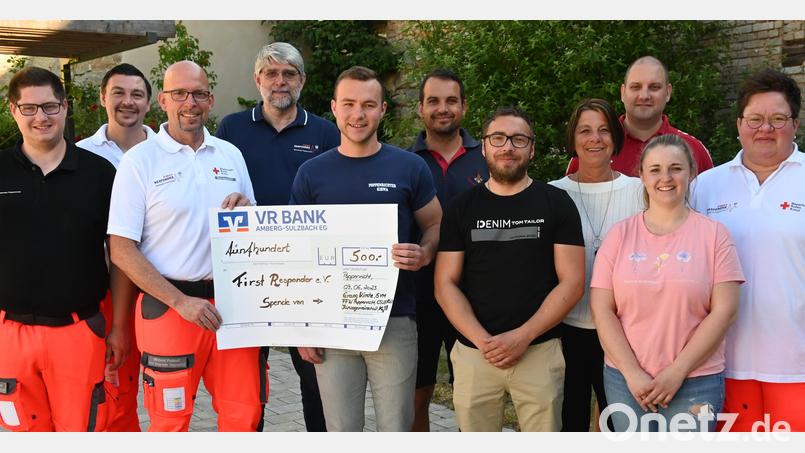 Die Organisatoren des Poppenrichter Weihnachtsmarkts überreichen den Erlös der Veranstaltung in Höhe von 500 Euro an die First Responder Poppenricht. Bild: gf