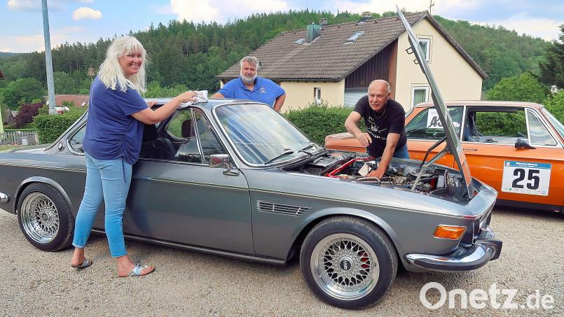 Das Alter von 51 Jahren sieht man dem BMW 3.0 CS von Jaqueline (links) und Nikolaus Dziajlo (rechts) nicht an. Mit dem Oldtimer sind sie am Sonntag beim ersten Friedenfelser Old- und Youngtimertreffen mit von der Partie. AC-Vorsitzender Stefan Schmalzreich (Mitte) freut sich mit dem Ehepaar auf die Veranstaltung. Bild: bsc