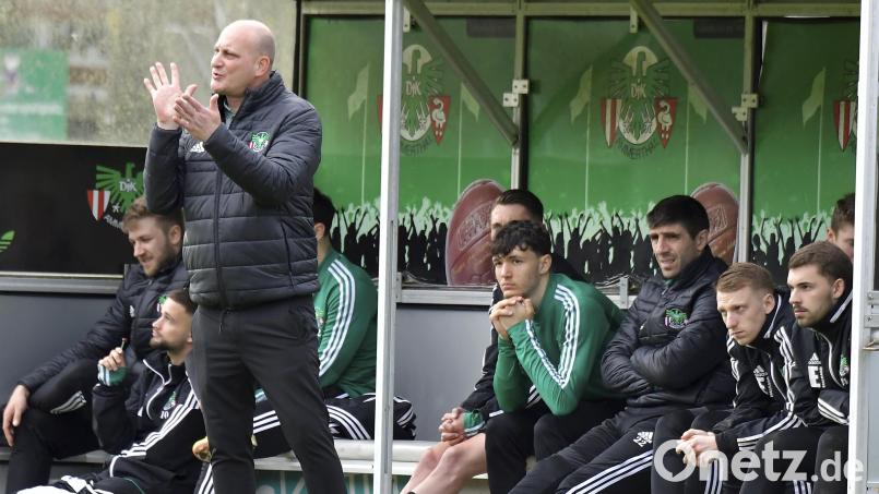 Tobias Rösl (links) hat als Interimstrainer seinen Job bei der DJK Ammerthal bravourös erledigt, jetzt übernimmt das neue Trainer-Gespann. Archivbild: Hubert Ziegler