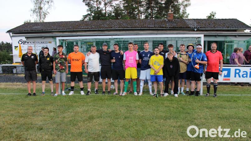 16 Teams kämpften beim Kleinfeldturnier des SV Trisching-Rottendorf um den Sieg. Das Bild zeigt die Spielführer der beteiligten Mannschaften. Bild: ral
