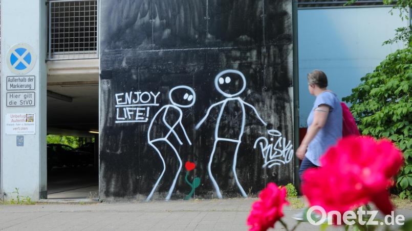 Das alte Parkdeck an der Marienstraße verkommt zusehends. Jetzt hat es ein unbekannter Streetart-Künstler mit einem Graffito &quot;aufgepeppt&quot;. Bild: Wolfgang Steinbacher
