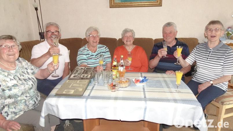 Senior-Käck&#039;n-Wirt Ernst Schönberger (zweiter von rechts) feiert 80. Geburtstag mit Agatha Rippl, German Beer, Monika Mark, Maria Neumann und Ehefrau Rosemarie. Mit den &quot;Fuchs&#039;nbeck&quot;-Cousinen und der Cousin wuchs der Jubilar wie mit Geschwistern auf. Bild: ui