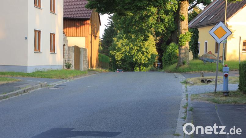 Die Bürger fordern einen durchgängigen Bürgersteig entlang der Ortsdurchfahrt von Schönficht. Der Marktrat Plößberg unterstützt das Vorhaben einstimmig. Bild: kro