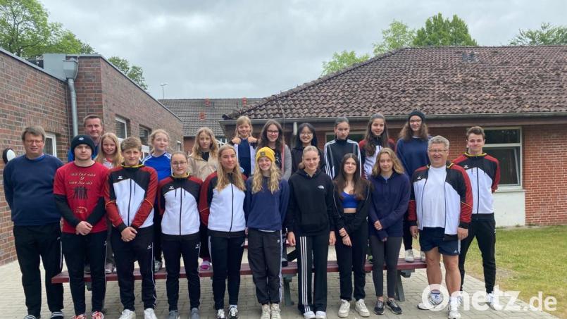 Ein einwöchiges Trainingslager führte der Tirschenreuther Schwimm-Club zusammen mit dem Partnerverein in der SG Nordoberpfalz, dem SV 08 Auerbach, in der Sportschule Hössen in Westerstede durch. Betreut wurden die TSC-Sportler von Hubert Brech und Rudi Beer (links) sowie German Helgert und Kilian Züllich (rechts) Bild: rbg