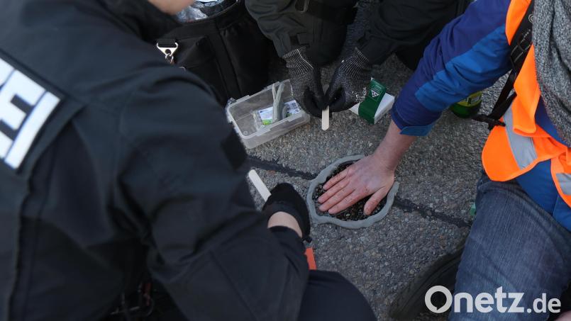 Der Klimaaktivist Simon Lachner hatte in einer Pressemitteilung angekündigt, dass Aktivisten der Letzten Generation am Montagnachmittag eine Straße in Regensburg blockieren werden. Archivbild: mib