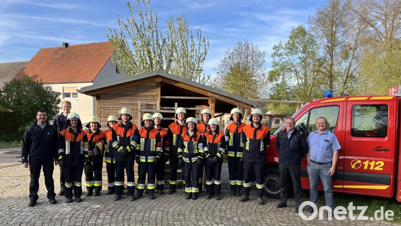 Stolz zeigen sich nach bestandener Prüfung mit den Schiedsrichtern Horst Keller und Christoph Erras (von links) Annemarie Weiß, Carina Hüttner, Mathias Mägerl, Jonas Fronhofer, Ralf Wiesmeth, Florian Weiß, Tobias Regler, Katharina Mägerl, Johannes Regler, Franziska Hager, Josef Regler, Andreas Regler, Kreisbrandinspektor Martin Schmidt und Bürgermeister Uwe König. Bild: Annemarie Weiß
