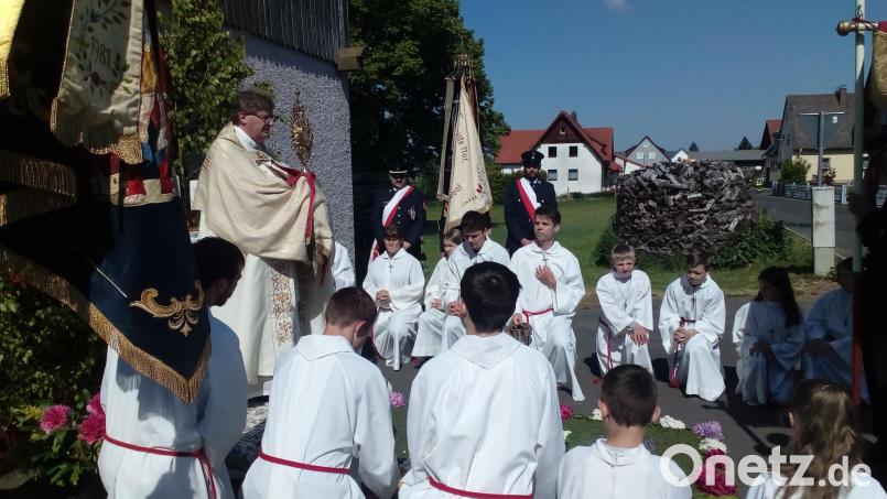 Stadtpfarrer Bernd Philipp beim eucharistischen Segen am dritten Altar der Fronleichnamsprozession. Bild: fpoz