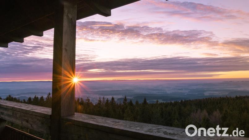 Morgenstund&#039; hat bekanntlich Gold im Mund: Bei einer Early-Bird-Wanderung kann der Sonnenaufgang vom Oberpfalzturm aus fotografiert werden. Bild: Matthias Kunz/exb