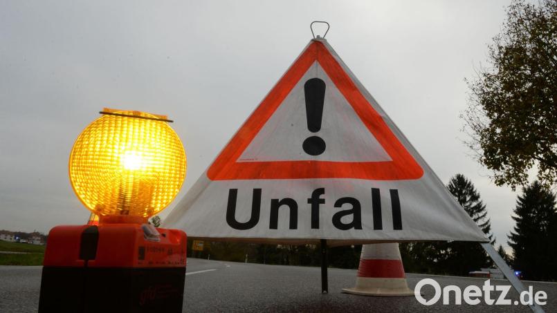 Der 61-Jähriger ist auf der Kreisstraße zwischen Roding und Woppmannsdorf mit seinem Sportwagen ins Schleudern geraten. Symbolbild: Patrick Seeger/dpa