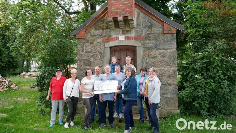 Die Landfrauen übergeben einen Scheck im Wert von 400 Euro an die Dorfgemeinschaft Thomasgschieß. Das Geld ist für den Erhalt der Kapelle im Ort gedacht. Bild: gz