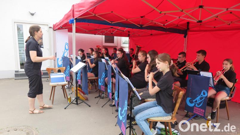 Tanja Ritter leitete das Blasorchester der Jugendblaskapelle Kemnath beim Gartenfest an Fronleichnam. Bild: jzk