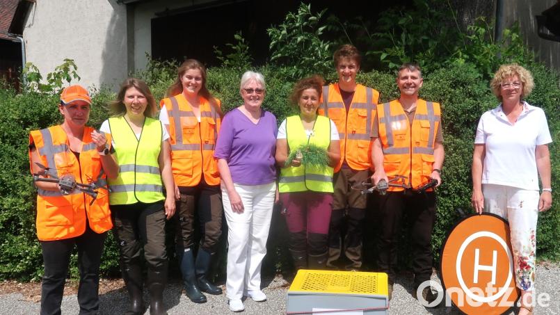 Über die Zuwendung des Schnäppchenladens, die für eine weitere Drohne verwendet wird, zeigt sich das Team der Rehkitzrettung Amberg-Sulzbach hoch erfreut (von links): Stephanie Wiesgickl, Zweite Vorsitzende Melanie Grab, Selina Kunisch, Veronika Pröls, Vorsitzende Susanne Kunisch, Tim Kunisch, Martin Haller und Gudrun Quarder. Bild: rha