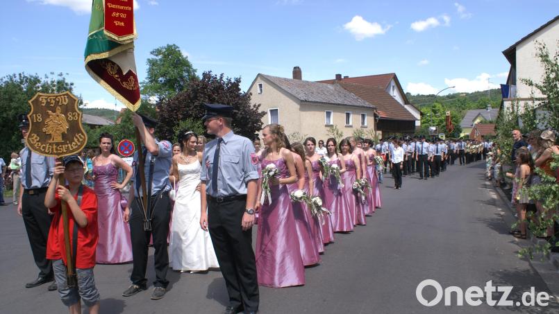 Vor 15 Jahren führte die Bechtsriether Feuerwehr den Festzug mit rund hundert beteiligten Vereinen an. Archivbild: fz