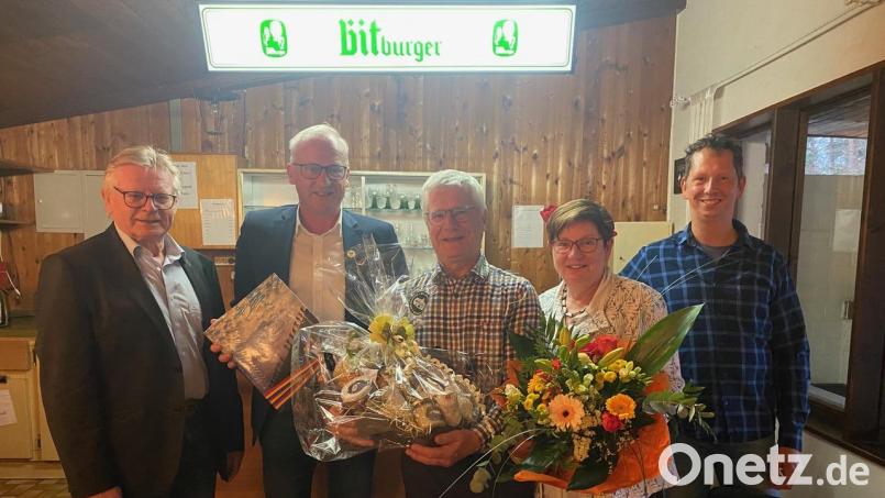 Hermann Huber (Mitte) übergibt das Amt des Vorsitzenden des TC Hahnbach an Daniel Münch (rechts). Mit dabei: Charly Reyzl (links), Bürgermeister Bernhard Lindner (Zweiter von links), Hannelore Huber (Zweite von rechts). Bild: Daniel Münch