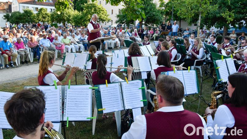 Bei den Sonntagsserenaden im Maltesergarten Amberg spielte die Blasmusik Gebenbach bestens auf. Bild: Petra Hartl