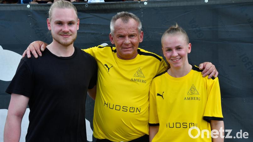 Für die Amberger Legenden kickten am Samstag auch die drei Donhausers: (von links) Torwart Manuel, Papa Gerd und Bundesligaspielerin Laura Donhauser Bild: Petra Hartl