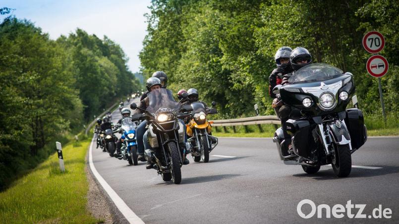 Ein Motorrad-Konvoi rollt am Sonntag, 18. Juni, aus der Innenstadt in Auerbach zum Gottesdienst nach Nitzlbuch. Archivbild: Kormann/exb
