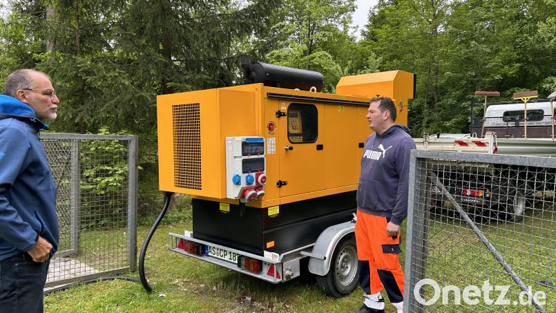 Wasserwart Heiko Langhans (rechts) und Stadtwerke-Leiter Roland Kraus beobachten den Probelauf des Notstromaggregats zur städtischen Wasserversorgung am Brunnen IV im Stadtteil Breitenbrunn. Bild: Andreas Royer