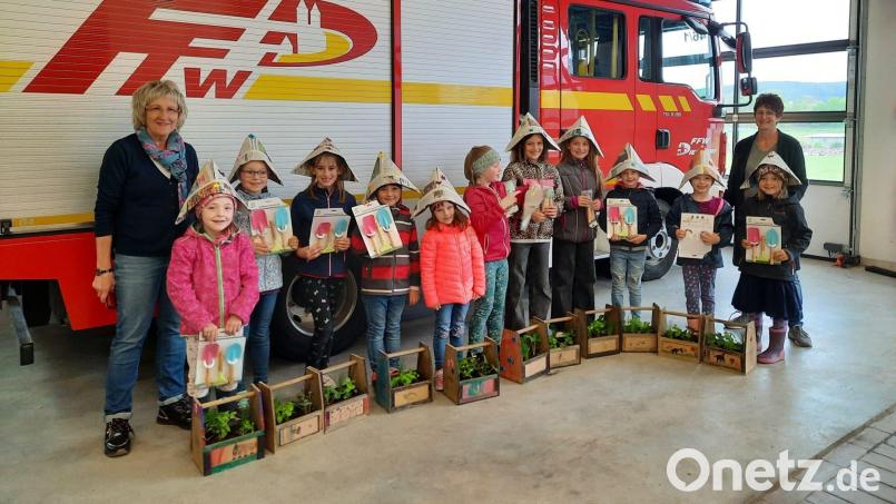 Kinder bemalten und bepflanzten Kräuterkisten beim GOV Diendorf. Bild: Ehemann/exb