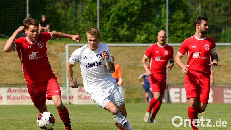 Im Relegationsspiel zur Bezirksliga besiegte der TV Nabburg (rote Trikots) Ende Mai den TSV Detag Wernberg. Die Wernberger stiegen dadurch ab, aber auch die Nabburger scheiterten in der zweiten Runde der Qualifikation. Somit gibt es dieses Partie in der kommenden Saison in der Kreisliga West. Bild: ham