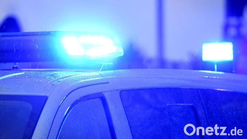 Ein Mann steckt laut Polizei am Samstag mit seinem Auto in der Kiesgrube Pressath fest. Bild: Carsten Rehder/dpa/Symbolbild