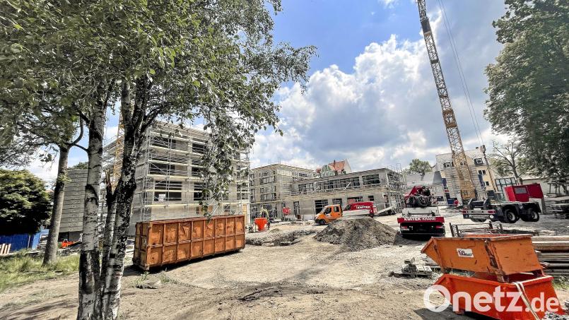 Auf dieser Fläche hinter den Blöcken eins und zwei entsteht der dritte Quader des Quartiers am Stadtpark in Marktredwitz. Bild: Matthias Bäumler/fph