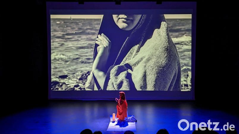 Ganz verloren im Sturm auf dem Meer, sucht die junge Hugeburc Trost im Gebet: Ein Film aus Sulzbach-Rosenberg mit Musik und Texten, begleitet von einer Liveperformance, beeindruckt das Publikum beim Kirchentag in Nürnberg. Bild: cog