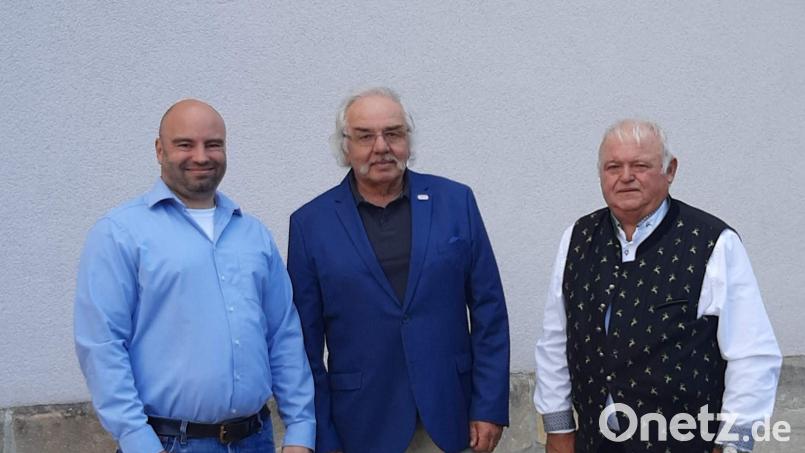 Von links: Neumitglied Johannes Weimann, Ortsvorsitzender Werner Koller, der Geehrte Franz Braun Bild: Nicole Koller