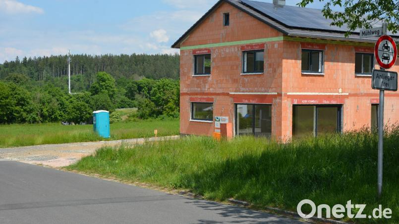 Fast 750 000 Euro investiert die Gemeinde Pechbrunn heuer in das neue Baugebiet „Am Mühlweg“ in Pechbrunn. Bild: jr