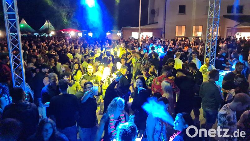 Viele Gäste aus Nah und Fern feiern zu heißen Beats und kühlen Drinks auf der Dießfurter Beach-Party. Bild: sne