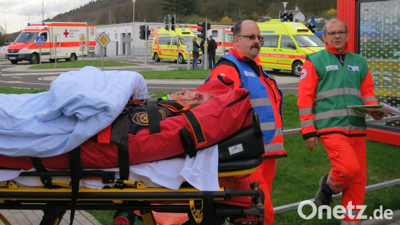 Beim grenzüberschreitenden Rettungsdienst müssen die Beteiligten in den Nachbarländern jeweils geltendes Recht beachten. Mit den Abläufen ist Manfred Maurer (rechts) bestens vertraut. Er ist Koordinator für den grenzüberschreitenden Rettungsdienst, hier bei einer Übung in Karlsbad im Jahr 2017. Archivbild: BRK/exb