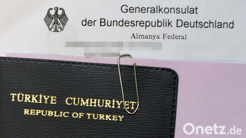 Mit illegalen Pässen schleusten zwei Männer im Herbst 2020 rund 150 Menschen nach Deutschland. Ab Montag müssen sie sich vor dem Landgericht Weiden verantworten. Symbolbild: Soeren Stache/dpa