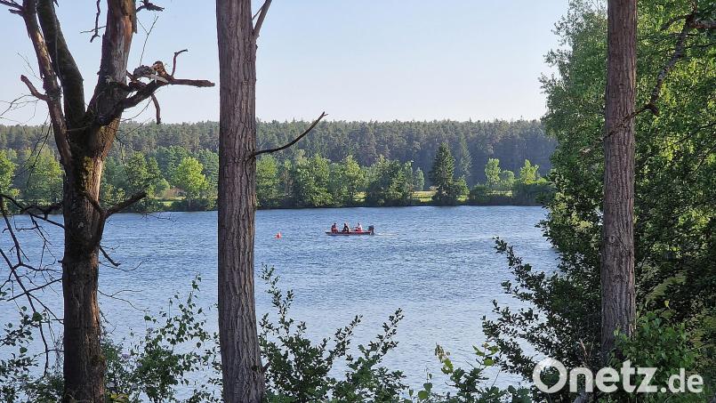 Mit einem Sonargerät an Bord des Bootes suchen die Wasserwachtler den Manteler Weiher ab. Bild: R. Kreuzer