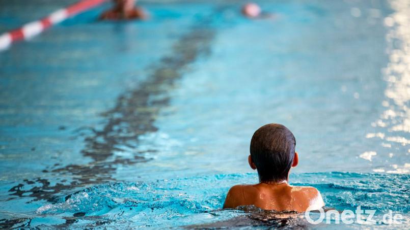Ein schwimmendes Kind. Viele Grundschüler können nicht schwimmen, auch weil Bäder marode sind. Dem will die Bayerische Staatsregierung mit zwei Maßnahmen entgegenwirken. Symbolbild: Fabian Sommer/dpa